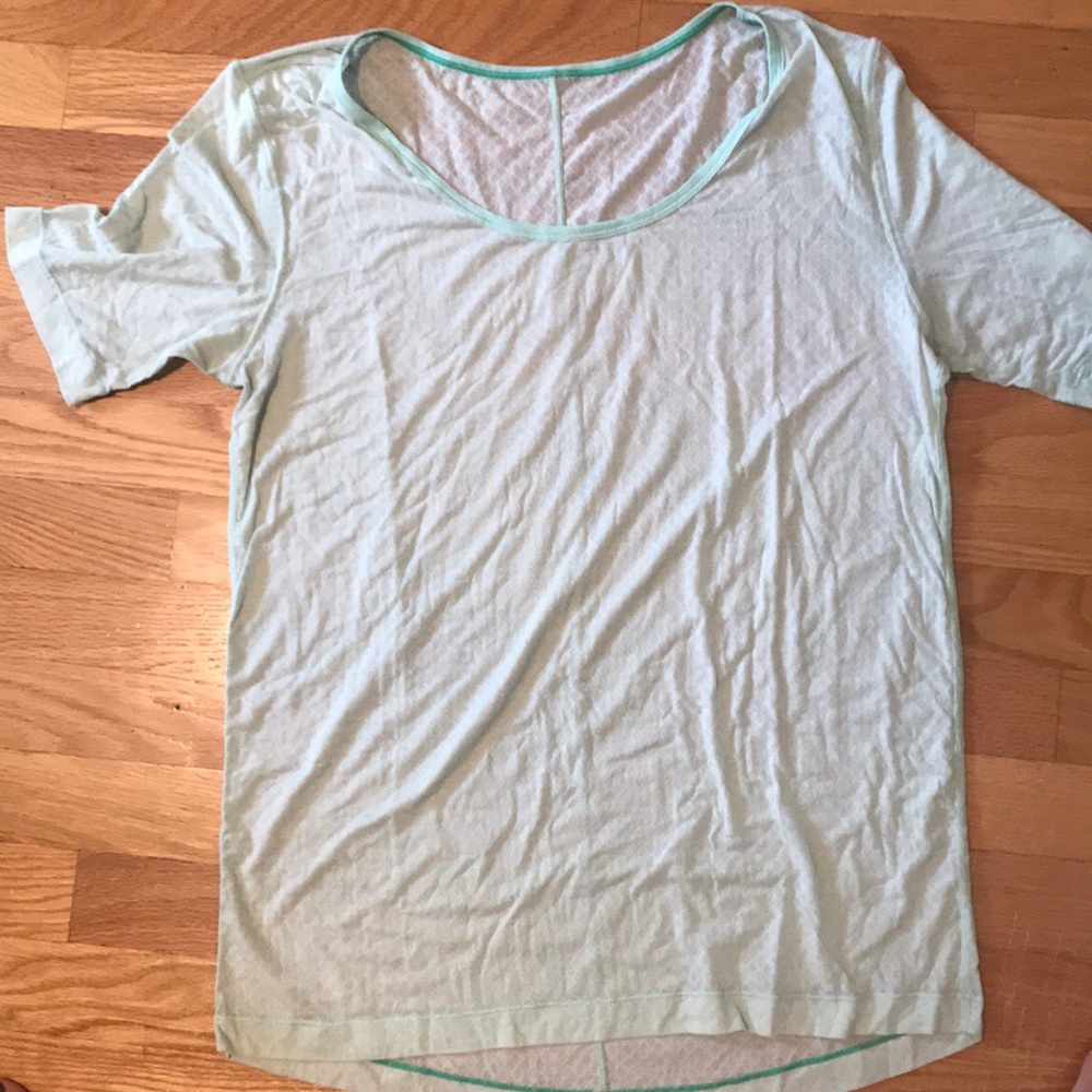 LULULEMON tee